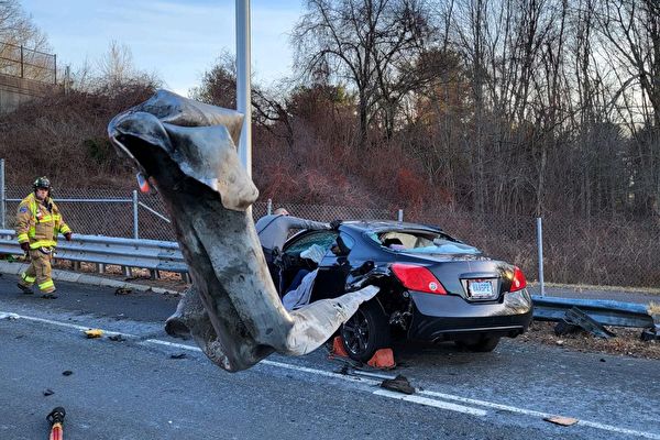 轎車車身被鋼製護欄穿透 兩乘客奇蹟生還