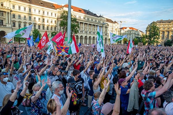 2021年6月5日，示威者在布達佩斯參加反政府抗議活動，以反對總理維克特‧歐爾班（Viktor Orbán）右翼的菲德茲黨（Fidez）和在該市建立復旦大學分校的計劃。(FERENC ISZA/AFP via Getty Images)