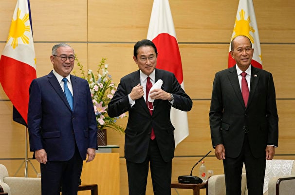 2022年4月8日，菲律賓外長洛欽（Teodoro Locsin，左）和防長洛倫扎納（Delfin Lorenzana）在東京會見日本首相岸田文雄（中）。（Kimimasa Mayama/POOL/AFP via Getty Images）