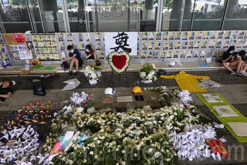 市民在立法會外為兩位因「反送中」墜樓死亡的示威者，獻上鮮花、紙花和紙鶴。（余鋼／大紀元）