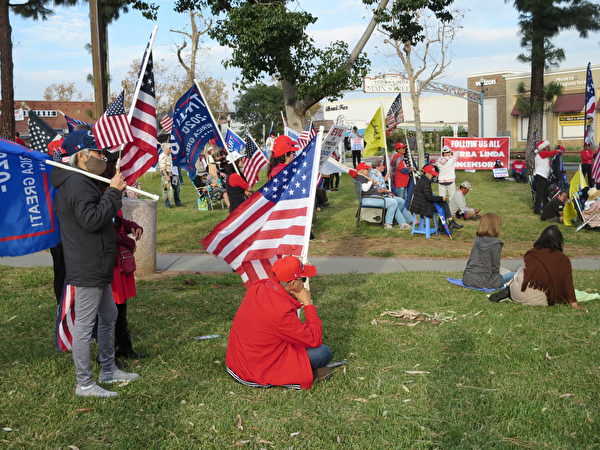 2020年12月13日，橙縣居民在約巴琳達（Yorba Linda）的尼克遜總統公園舉行了「這是你的國家，把她拿回來」的演講集會。（李梅／大紀元）