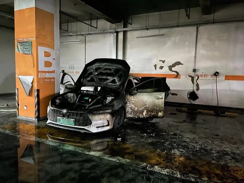 北京海澱一輛比亞迪汽車充電時起火