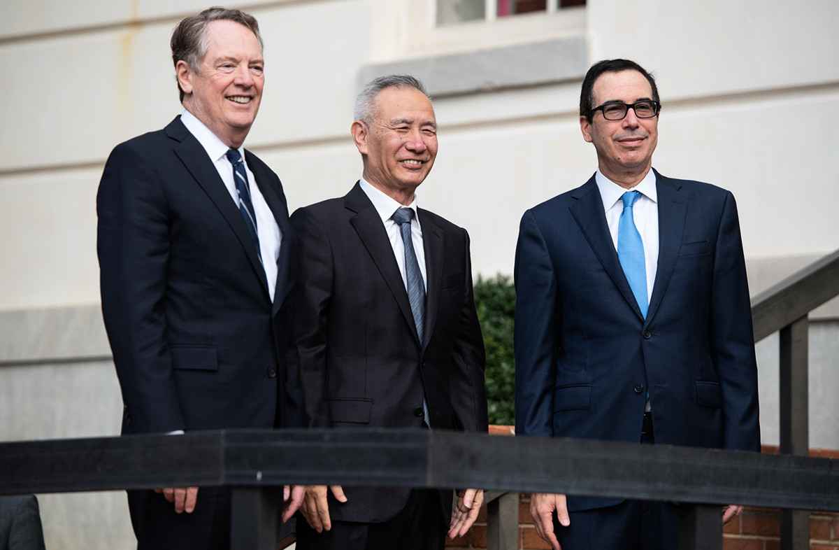 2019年10月10日，中國副總理劉鶴，美國貿易代表羅伯特·萊特希澤（Robert Lighthizer，左），和財政部長史蒂文·姆欽（Steve Mnuchin，右）在華盛頓舉行的兩國貿易談判前向媒體致意。（SAUL LOEB/AFP via Getty Image）