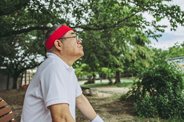 老年人如果突然變得不太理人或走路突然容易撞到東西，可能是無症狀腦中風。（Shutterstock）