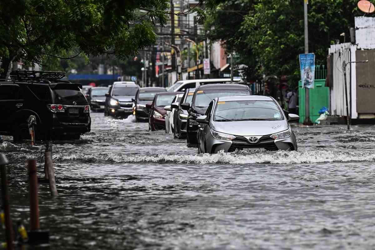 2026年8月17日，在菲律賓首都馬尼拉，多條街道因短時強降雨而嚴重積水，民眾被迫涉水而行。（Jam Sta Rosa/AFP via Getty Images）