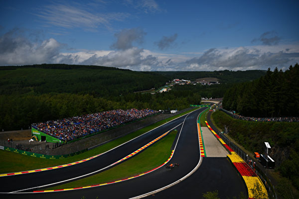 2023年7月30日,F1比利時站,從第六位發車的荷蘭車手韋斯達賓(Max Verstappen)率先衝線,成為F1史上第二位完成八連勝車手,並助紅牛車隊取得開季12連勝,再次刷新紀錄。圖為F1著名賽道——斯帕賽道。(Dan Mullan/Getty Images)