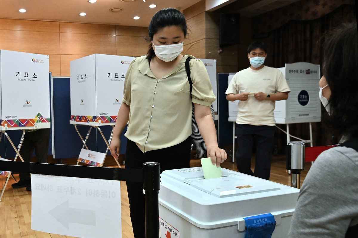 南韓2022年6月1日舉行全國同時段地方選舉。圖為首爾某投票所。（Jung Yeon-Je/AFP via Getty Images）