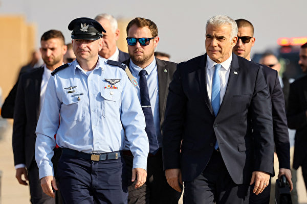 2022年12月28日,以色列哈特澤里姆基地(Hatzerim Base),以色列總理亞伊爾‧拉皮德(Yair Lapid,右)抵達現場,準備出席以色列空軍飛行員的畢業典禮。(Jack Guez/AFP)