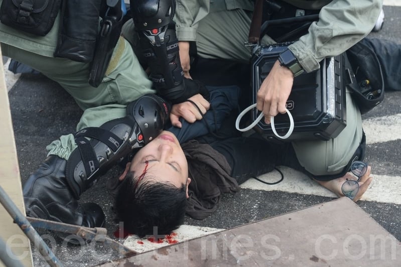 11月12日，港人「三罷」行動。香港中大學生被打爆頭流血。（宋碧龍／大紀元）