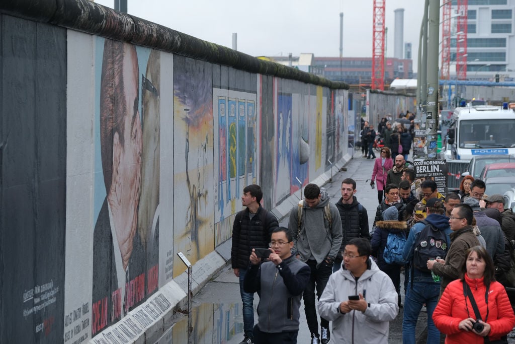 2019年德國隆重紀念柏林牆被推倒30周年。圖為2019年11月6日，遊客們走過殘餘的柏林牆段落。（Gallup/Getty Images）