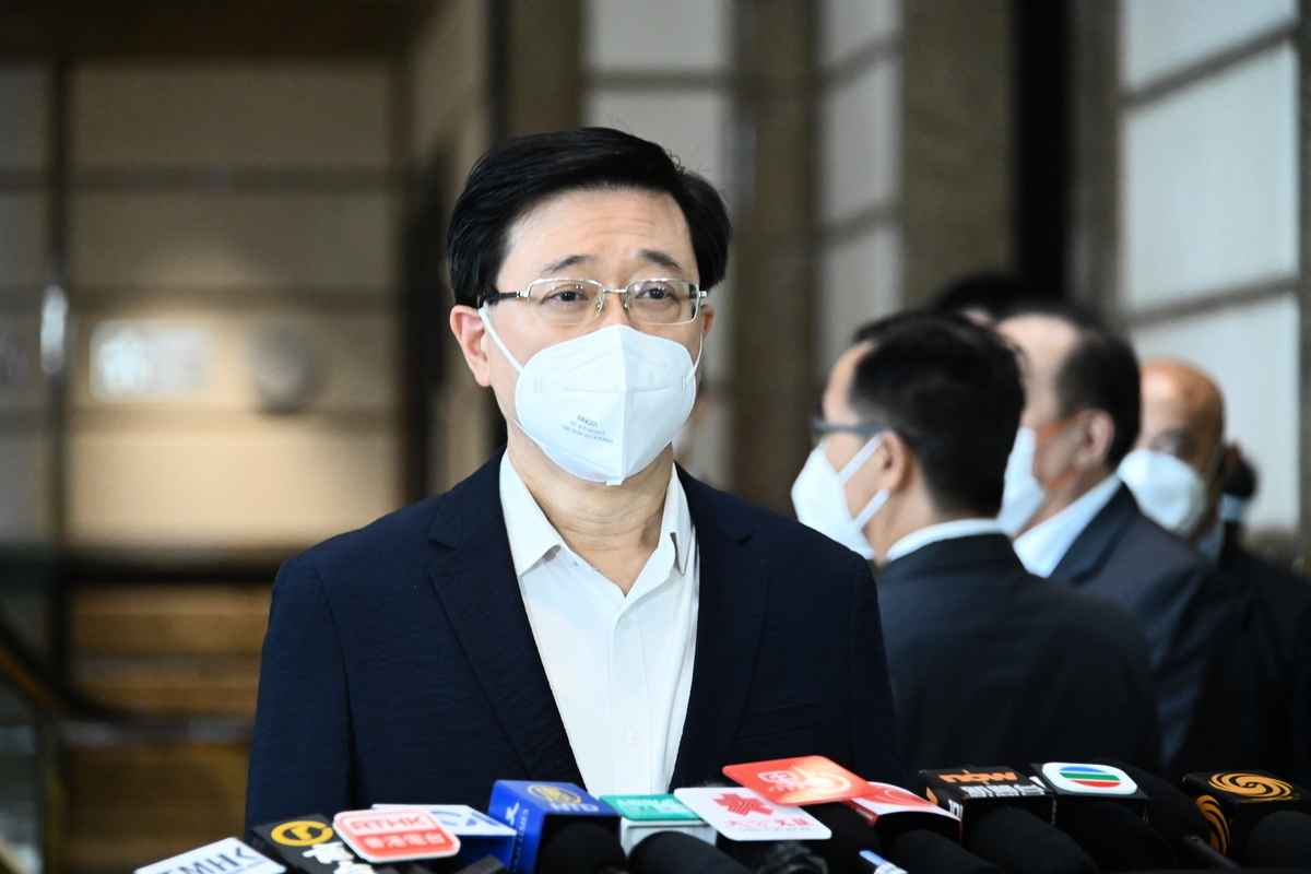 香港特首選舉唯一參選人、前政務司司長李家超，發表政綱時隔擋多間媒體採訪。（郭威利／大紀元）