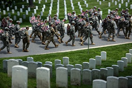 國殤日美國人在阿靈頓公墓紀念在戰爭中喪生的美國軍人。（Getty Images）