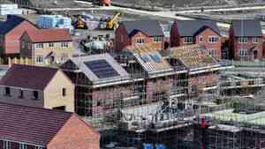 英國經濟停滯 戰爭陰影籠罩前景