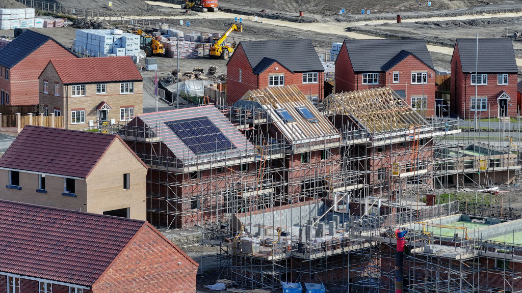 英國經濟停滯 戰爭陰影籠罩前景