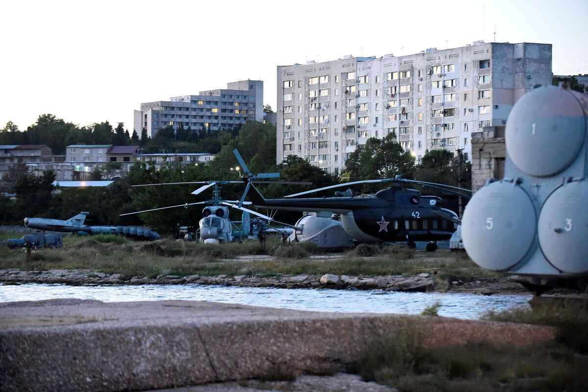 2022年7月15日,在克里米亞半島最大的城市、其最重要的港口和海軍基地塞瓦斯托波爾(Sevastopol),蘇聯軍事設備閒置。(OLGA MALTSEVA/AFP via Getty Images)