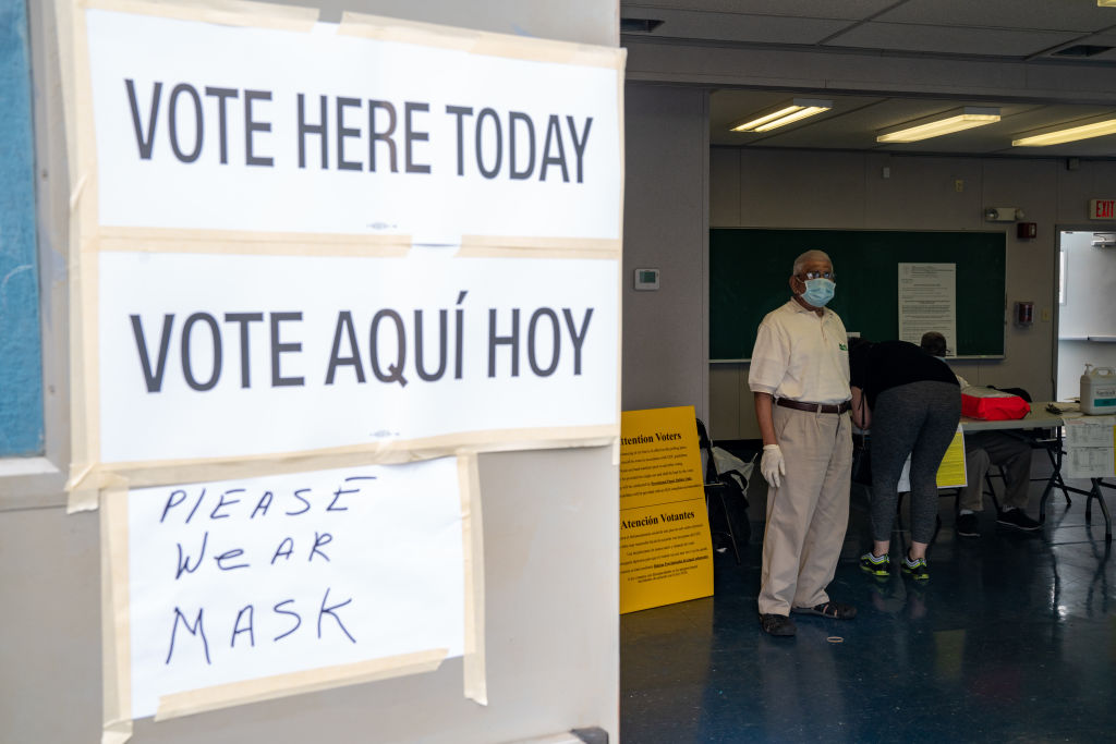 美國新澤西州澤西市的一個投票處，圖為2020年7月7日，民調工作者在值班。（David Dee Delgado/Getty Images）