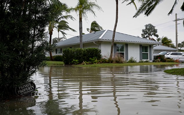 2022年11月10日，颶風妮可（Storm Nicole）在美國佛羅里達州維羅海灘（Vero Beach）登陸後，一處私人房屋被淹。氣象學家當天表示，妮可在佛州登陸後速度放緩，成為熱帶風暴。（Eva Marie Uzcátegui/AFP via Getty Images）