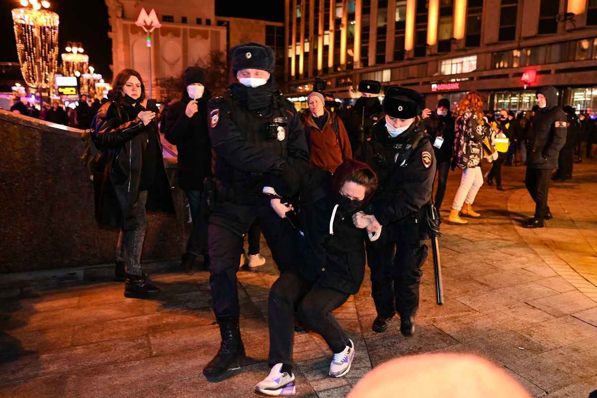 2022年2月24日，莫斯科警察在抗議俄羅斯入侵烏克蘭的活動中，逮捕了一名婦女。 （Kirill Kudryavtsev/AFP via Getty Images）