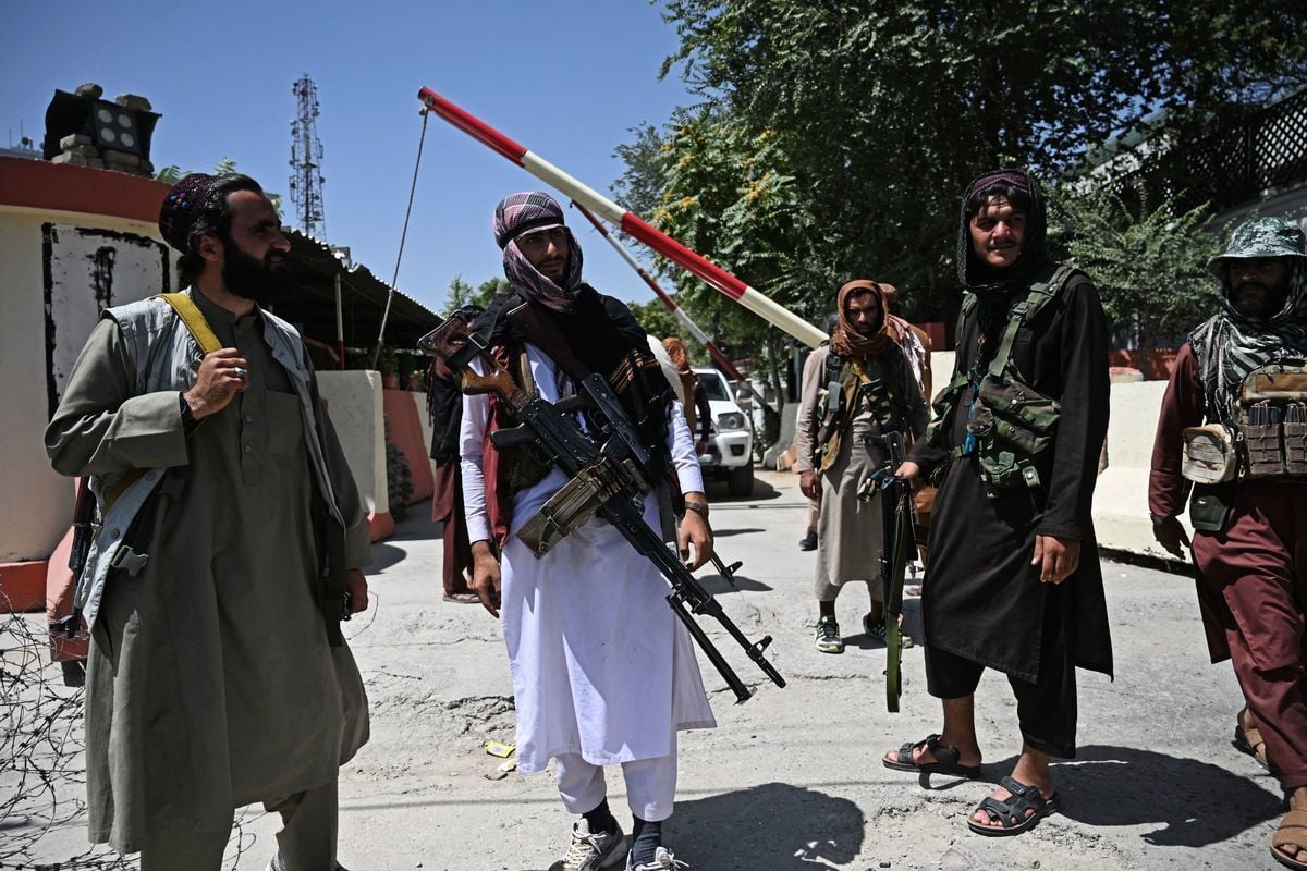 在阿富汗人的幾次抗議遭到殘酷鎮壓和一名記者的親屬被謀殺後，阿富汗人正在目睹塔利班統治的真實本質。圖為塔利班武裝份子在贊巴克廣場（Zanbaq Square）附近戒備。（WAKIL KOHSAR/AFP via Getty Images）