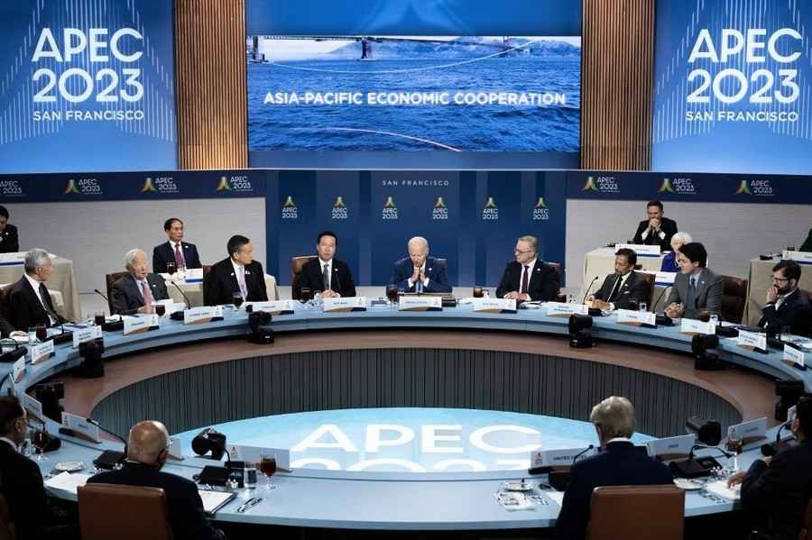 APEC峰會上 台灣特使張忠謀和拜登互動