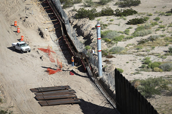 候任總統特朗普表示，美墨邊境的牆還是要建的，但接受一些地方建圍欄。（John Moore/Getty Images）