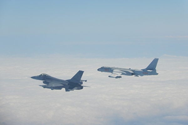 2020年2月9日，中共軍機越過台海中線，中華民國國軍F-16戰機（左）緊急起飛監控伴飛。（中華民國國防部提供）