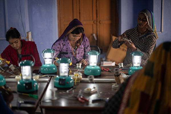 【圖輯】「赤腳學院」教導印度村民製作太陽能燈