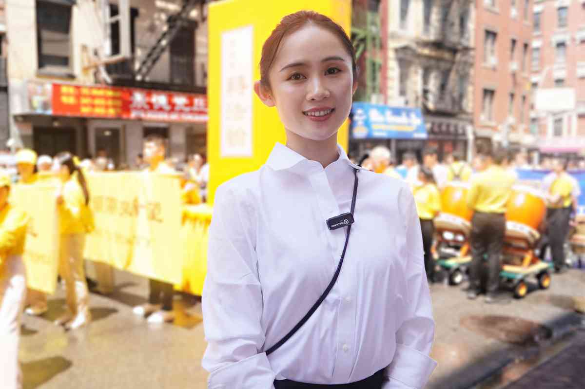 2025年7月20日,大紐約地區數千名法輪功學員在曼哈頓中國城舉行「停止迫害法輪功」大遊行。數百名神韻藝術家及工作人員組成方陣也加入到遊行隊列。圖為神韻主要領舞演員王琛接受媒體採訪。(Mark Zou/大紀元)