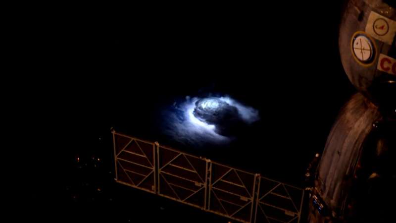 國際太空站首次觀察到直衝雲霄藍色閃電