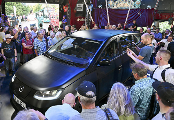 2022年7月25日,德國慕尼黑,Sono Motors公司展示一輛名為「Sion」 的太陽能電動車(solar electric vehicle,簡稱SEV)。(Christof Stache/AFP)