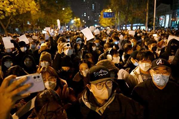 2022年11月28日，北京民眾走上街頭，進行抗議。（Noel CELIS / AFP）