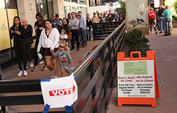 2022年11月8日，在亞利桑那州鳳凰城（Phoenix），選民們在比爾特莫時尚公園（Biltmore Fashion Park）等待投票。經過幾個月的候選人競爭，美國人正在中期選舉中投票，以選出聯邦參眾兩院議員以及部份州長。（Kevin Dietsch/Getty Images）