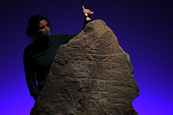 2022年2月14日,英國倫敦,大英博物館(The British Museum)將舉行「巨石陣世界」(The World of Stonehenge)展覽。圖為工作人員正在清理一個約公元前2,500年產自意大利卡波迪龐特(Capo di Ponte)的雕刻石頭。(Daniel Leal/AFP)