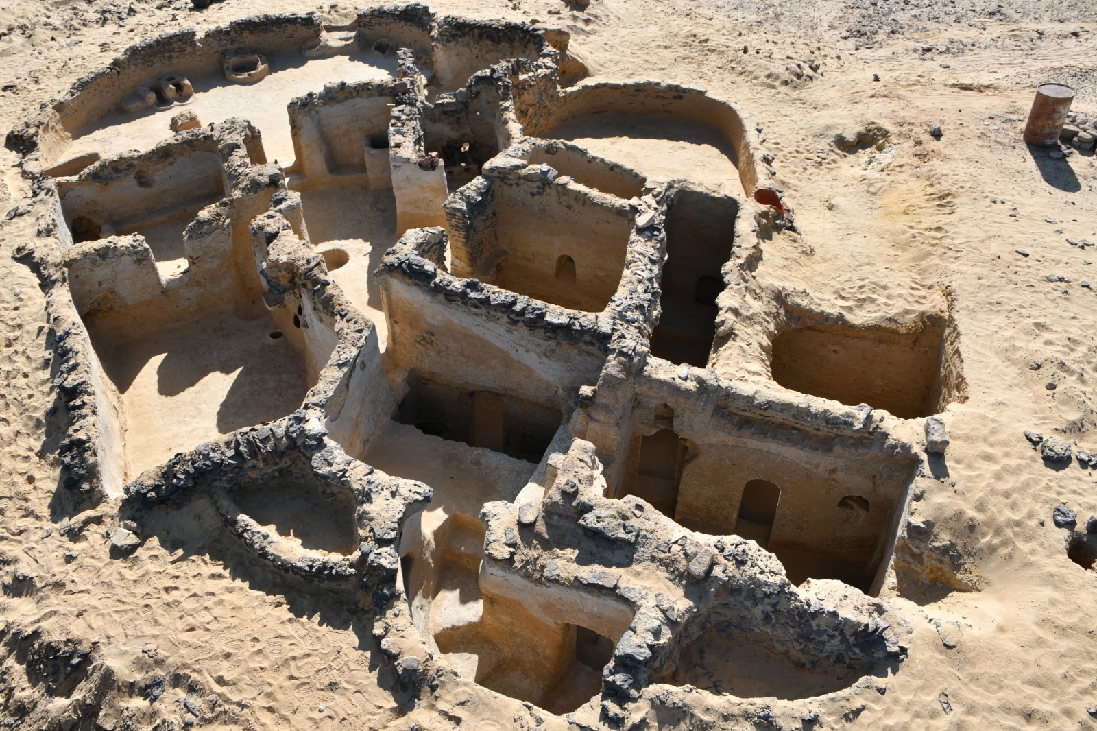 埃及古物部2021年3月13日表示，法國挪威考古團隊在埃及巴哈里亞綠洲發現新的基督教遺蹟，時間可追溯至公元5世紀，此次發現可披露當時這個地區的修道院生活。（Egyptian Ministry of Antiquities/AFP）