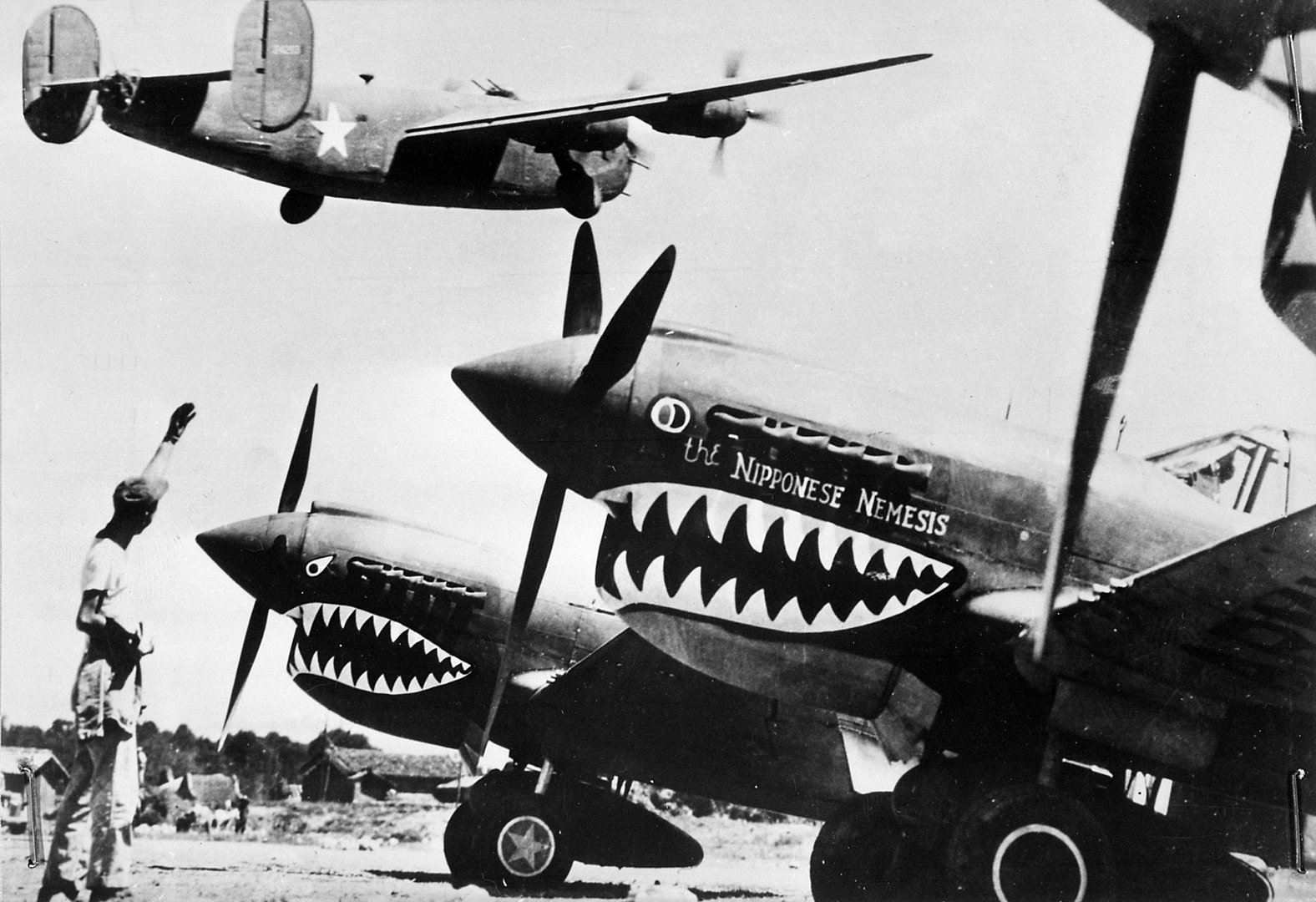 1943年，美軍轟炸機從中國前進基地的P-40戰鬥機上方飛過。（美國空軍）