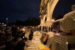 聲援中國抗議 民眾台北自由廣場悼念新疆逝者