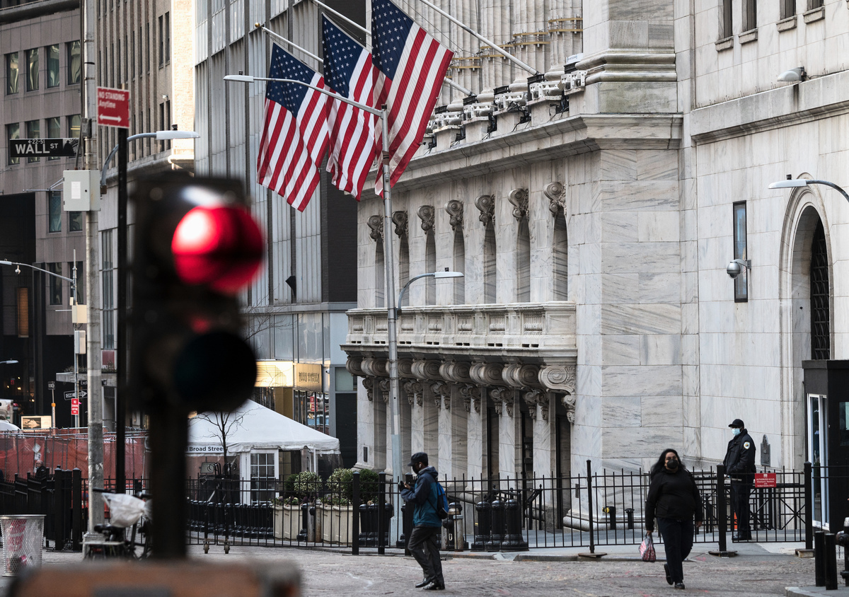 全球股市2021年12月17日下跌。圖為2021年3月23日，華爾街的紐約證券交易所。（Angela Weiss/AFP）