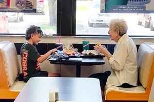 見孤獨老人獨自用餐 7歲愛心男童主動陪伴