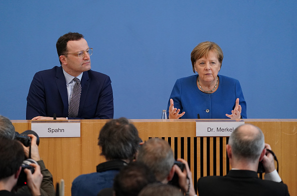  2020年3月11日，德國總理默克爾（右）與衛生部長斯潘（左）舉行有關中共肺炎（俗稱武漢肺炎、新冠肺炎）的新聞發布會。(Sean Gallup / Getty Images)