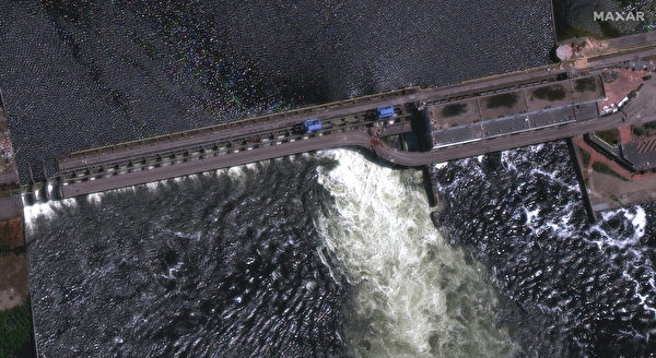 2023年6月5日，這張衛星空拍照片顯示了烏克蘭南部卡霍夫卡大壩被摧毀的畫面。大壩發生爆炸後，烏克蘭總統澤連斯基就此緊急召開了安全會議。（Satellite image ©2023 Maxar Technologies/AFP）