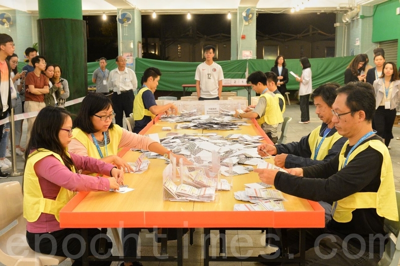 【11.24選舉組圖】香港區議會選舉開票點票現場
