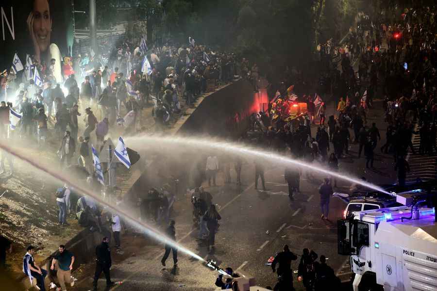  以色列國防部長被解僱 引發大規模抗議