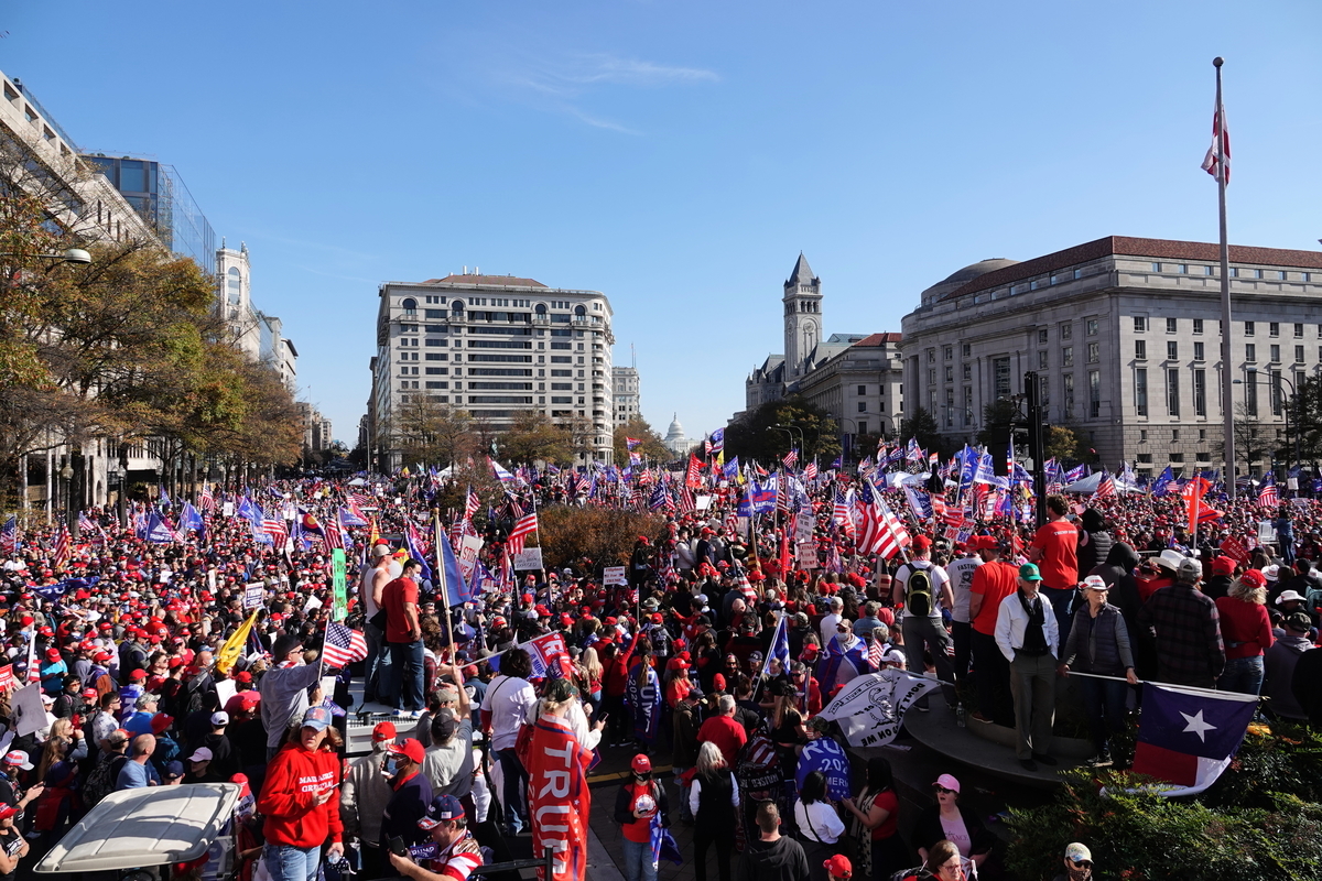2020年11月14日中午，數萬民眾從美國各地來到首都華盛頓，參加支持特朗普總統的大遊行。（亦平/大紀元）