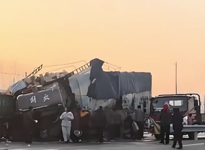 河南貨車側翻 大量貨物遭哄搶