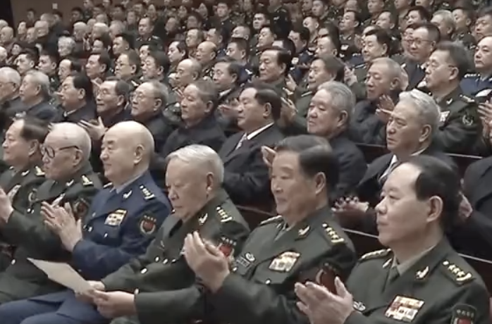 慰問老軍頭 習腳步不穩 傳受查的許其亮露面