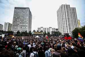 法國爆發大規模反政府抗議 逾五百人被捕