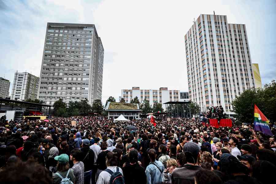 法國爆發大規模反政府抗議 逾五百人被捕