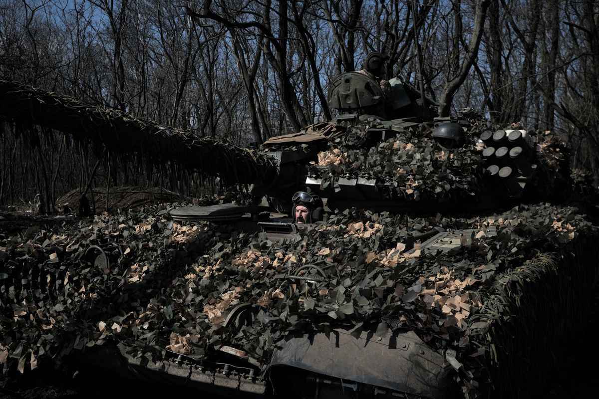 烏克蘭否認俄羅斯佔領了烏東關鍵城市巴赫穆特。2023年3月26日，烏克蘭士兵在東部前線巴赫穆特（Bakhmut）附近操作一輛 T-72坦克。（Sergey Shestak/AFP via Getty Images）