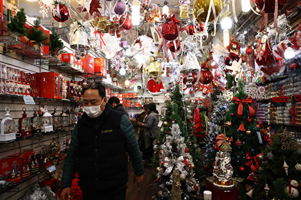 2020年12月18日，南韓首爾，戴口罩的顧客在南大門市場中一間商店瀏覽聖誕節商品。（Chung Sung-Jun/Getty Images）