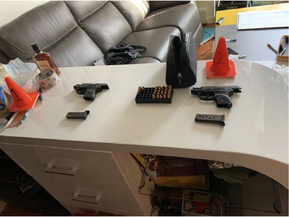 執法人員發現兩把Ruger LCP.380手槍和子彈，這些手槍的序列號全部被抹除。（取自南區聯邦檢察官起訴書）